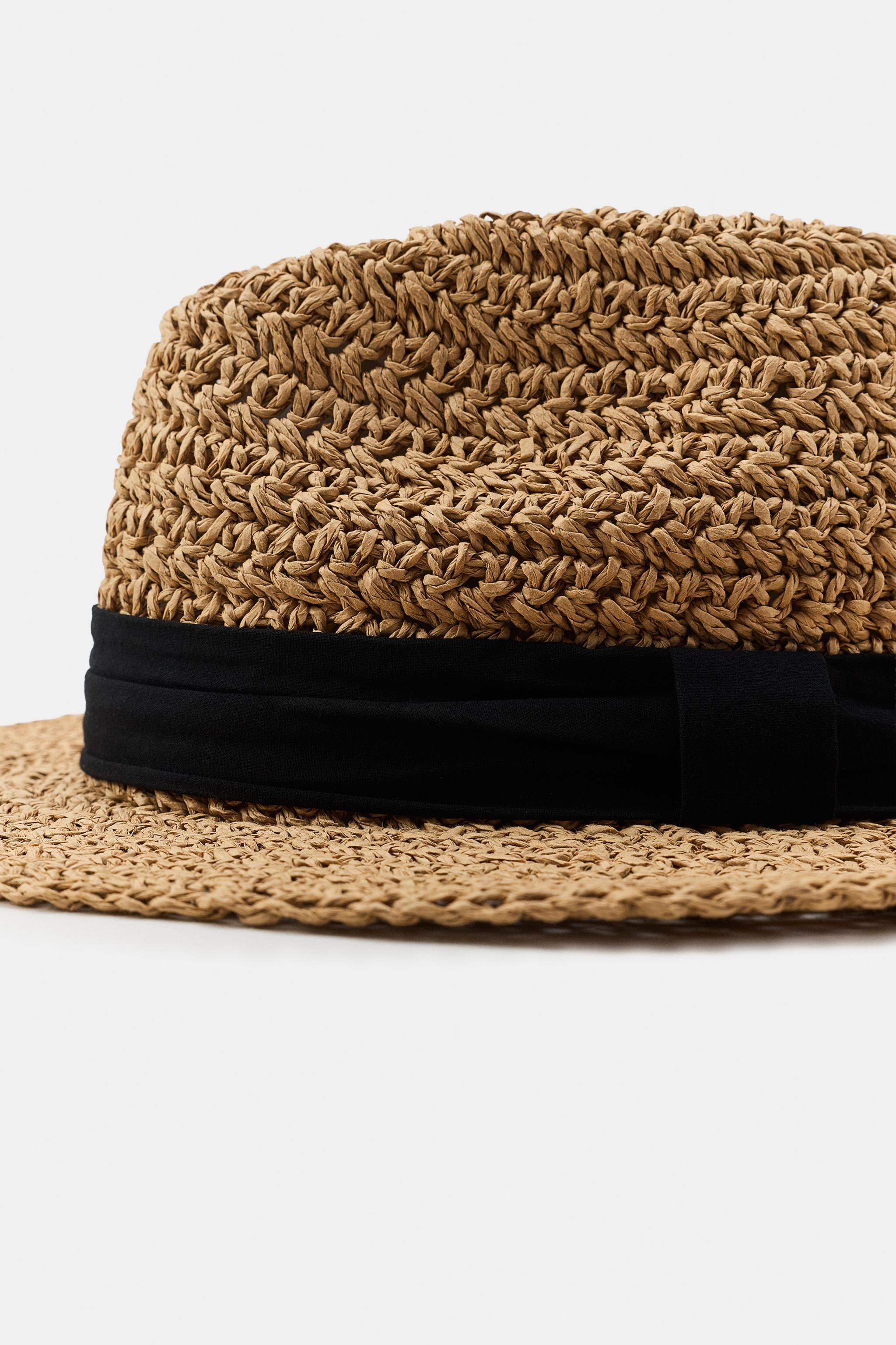 CHAPEAU AVEC RUBAN EN CONTRASTE